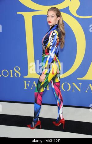 Brooklyn, NY, STATI UNITI D'AMERICA. Il 4 giugno, 2018. Gigi Hadid al 2018 CFDA Fashion Awards al Brooklyn Museum di New York City il 4 giugno 2018. Credito: John Palmer/media/punzone Alamy Live News Foto Stock