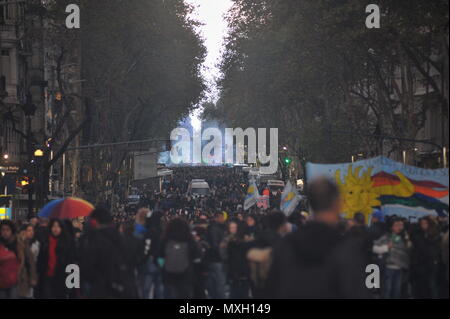 Buenos Aires, Buenos Aires, Argentina. Il 4 giugno, 2018. Migliaia partecipano ot la '' Ni n.a. menos " rally. ''Ni n.a. menos'', Spagnolo per ''Non una donna meno'' è un argentino movimento femminista che è iniziato nel 2015 dopo l'assassinio di 14 anni Chiara Paez, ed è ora diffusa in diversi paesi dell America Latina, campagne di sensibilizzazione contro la violenza di genere. Credito: Patricio Murphy/ZUMA filo/Alamy Live News Foto Stock