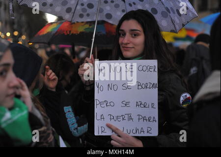 Buenos Aires, Buenos Aires, Argentina. Il 4 giugno, 2018. Migliaia partecipano ot la '' Ni n.a. menos " rally. ''Ni n.a. menos'', Spagnolo per ''Non una donna meno'' è un argentino movimento femminista che è iniziato nel 2015 dopo l'assassinio di 14 anni Chiara Paez, ed è ora diffusa in diversi paesi dell America Latina, campagne di sensibilizzazione contro la violenza di genere. Credito: Patricio Murphy/ZUMA filo/Alamy Live News Foto Stock