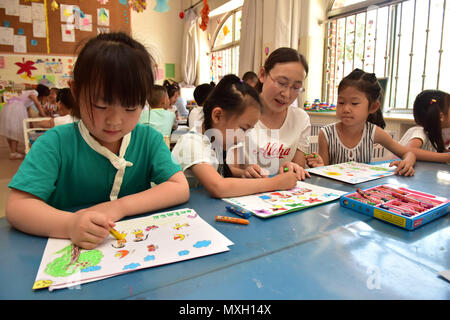 Shijiazhuan, Shijiazhuan, Cina. Il 4 giugno, 2018. Shijiazhuang, Cina-4Giugno 2018: Kids fare artigianato con materiali riciclati in un asilo nido in Shijiazhuang, a nord della Cina di nella provincia di Hebei, segnando la Giornata Mondiale dell Ambiente che cade il 5 giugno di ogni anno. Credito: SIPA Asia/ZUMA filo/Alamy Live News Foto Stock