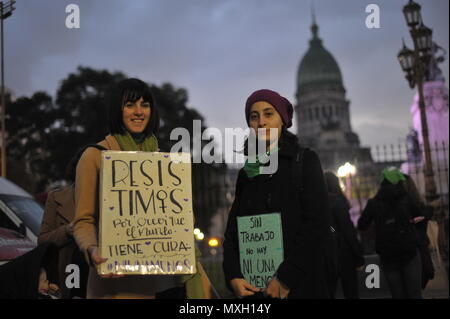 Buenos Aires, Buenos Aires, Argentina. Il 4 giugno, 2018. ''Ni n.a. menos'', Spagnolo per ''Non una donna meno'' è un argentino movimento femminista che è iniziato nel 2015 dopo l'assassinio di 14 anni Chiara Paez, ed è ora diffusa in diversi paesi dell America Latina, campagne di sensibilizzazione contro la violenza di genere. Credito: Patricio Murphy/ZUMA filo/Alamy Live News Foto Stock