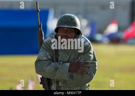 Lancia Cpl. Malik Peterson, vestito in un 1951 Marine Corps uniforme, partecipa alla 241st Marine Corps compleanno pageant uniforme sul ponte di parata al Marine Corps Air Station Iwakuni, Giappone, nov. 1, 2016. La cerimonia visualizzati uniformi risalente al 1775, onorando tradizionale Marine Corps uniformi e storia. (U.S. Marine Corps foto di Sgt. Carlos Cruz Jr.) Foto Stock