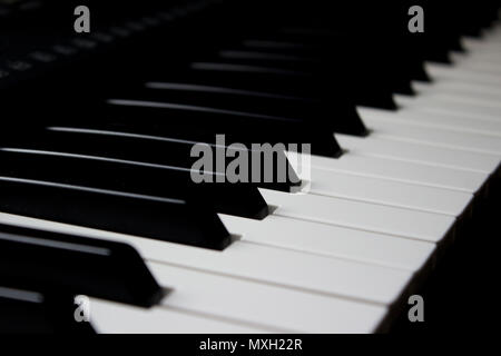 Tasti di pianoforte permanente ancora in una diagonale shot Foto Stock