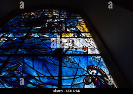 Finestra orientale della chiesa di tutti i santi, Tudeley, Kent di Marc Chagall. In memoria di Sarah d'Avigdor-Goldsmid Foto Stock