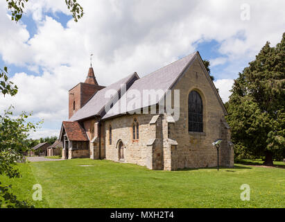 Chiesa Tudeley Kent England solo una delle due chiese nel mondo in cui tutte le finestre di vetro macchiate sono da Chagall. Foto Stock