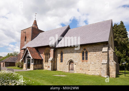 Chiesa Tudeley Kent England solo una delle due chiese nel mondo in cui tutte le finestre di vetro macchiate sono da Chagall. Foto Stock