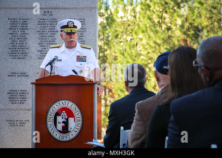 SAN DIEGO (nov. 4, 2016) Adm. Scott Swift, comandante della U.S. Flotta del Pacifico, e offre commento durante una ghirlanda recante cerimonia al Memoriale di guerra sul verde azteca alla San Diego State University. Il memorial onori 239 ex San Diego studenti stato perso nel servizio al loro paese durante la II Guerra Mondiale, in Corea, in Vietnam, in Afghanistan e in Iraq. Swift, un SDSU bocconiano, è il presidente onorario dell'università di homecoming festeggiamenti questa settimana. (U.S. Navy foto di Lt. Matteo Stroup) Foto Stock