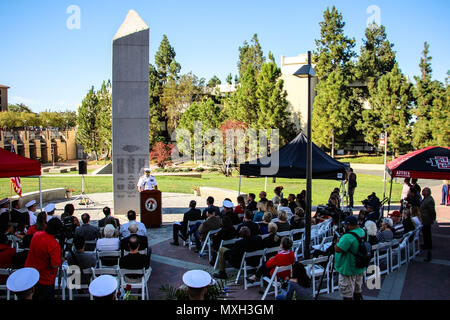 SAN DIEGO (nov. 4, 2016) Adm. Scott Swift, comandante della U.S. Flotta del Pacifico, e offre commento durante una ghirlanda recante cerimonia al Memoriale di guerra sul verde azteca alla San Diego State University. Il memorial onori 239 ex San Diego studenti stato perso nel servizio al loro paese durante la II Guerra Mondiale, in Corea, in Vietnam, in Afghanistan e in Iraq. Swift, un SDSU bocconiano, è il presidente onorario dell'università di homecoming festeggiamenti questa settimana. (U.S. Navy foto di Lt. Matteo Stroup) Foto Stock