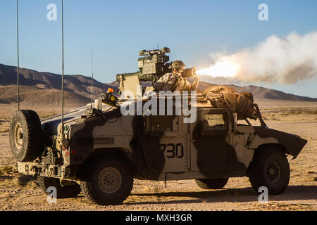 FORT IRWIN, California - Troopers dal concessionario truppa, 1° Stormo, undicesimo Armored reggimento di cavalleria, avanza contro la difesa del primo Stryker Brigade Combat Team, 1° Divisione Corazzate, Fort Bliss, Texas, durante la rotazione 17-02 presso il National Training Center, nov. 4, 2016. Lo scopo di questa fase della rotazione è stato quello di testare il 1° SBCT la capacità di fase una deliberata la difesa contro un vicino-peer vigore mentre anche la loro presentazione in una forma irregolare di pericolo nella zona di essere difeso. (U.S. Esercito foto di Pvt. Austin Anyzeski, undicesimo ACR) Foto Stock