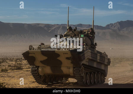 Troopers dal concessionario truppa, 1° Stormo, undicesimo Armored reggimento di cavalleria, avanza contro la difesa del primo Stryker Brigade Combat Team, 1° Divisione Corazzate, Fort Bliss, Texas, durante la rotazione 17-02 presso il National Training Center, nov. 4, 2016. Lo scopo di questa fase della rotazione è stato quello di testare il 1° SBCT la capacità di fase una deliberata la difesa contro un vicino-peer vigore mentre anche la loro presentazione in una forma irregolare di pericolo nella zona di essere difeso. (U.S. Esercito foto di Pvt. Austin Anyzeski, undicesimo ACR) Foto Stock