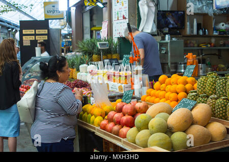 9 maggio 2018 i clienti lo stoccaggio su diversi tipi di frutta e verdura presso la trafficata Mahane Yehuda coperto street market in Jerusalem Israel Foto Stock