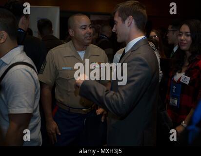 Master Sgt. Abiud Montes, Recruiting Support Officer per la stazione di reclutamento di Fort Lauderdale, impegna gli studenti per la estrema Engineering Team Challenge presso la società di ispanici Ingegneri Professionali simposio a Seattle, nov. 2, 2016. Durante il simposio Marines interagiscono con la collegiata-livello gli studenti provenienti da tutto il paese, tutti i quali hanno un eredità ispanica, e hanno dimostrato eccellenti qualità in materia di istruzione e di leadership. Il SHPE fornisce il Marine Corps l opportunità di promuovere rapporti positivi con i membri e key-influenzatori entro la comunità ispanica, condividere il lon Foto Stock