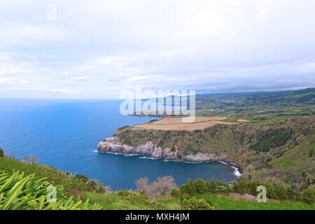 Un ampia vista da uno di New Scenic 5 posti le prospettive sull isola Sao Miguel delle Azzorre, Portogallo. Il paesaggio delle Azzorre della costa meridionale dell'isola di SPR Foto Stock