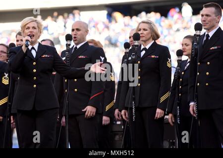 NEW YORK - USA Navy Band membri eseguire durante il Halftime spettacolo presso il New York Giants vs. Philadelphia Eagles apprezzamento militare gioco a MetLife Stadium di East Rutherford, New Jersey, domenica, nov. 6, 2016. Più di 100 Servicemembers da New York e New Jersey area volontariamente per rappresentare la loro ramo di servizio durante il pre-partita e tempo di emisaturazione cerimonie. Stati Uniti Coast Guard foto di Sottufficiali di seconda classe Sabrina Clarke. Foto Stock
