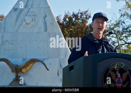 Coast Guard Commandant Adm. Paolo Zukunft parla al "bandiere in tutta l'America' evento presso il Cimitero Nazionale di Arlington, Arlington, Virginia, nov. 5, 2016. "Come si cammina attraverso il cimitero nazionale, ci ricorda che la libertà non è libero", egli disse alla folla di volontari, tra cui la guardia costiera e i membri delle loro famiglie, che è venuto fuori al posto American e Guardia Costiera bandiere sulle tombe di Costa guardie. Bandiere in tutta l'America è organizzato da Washington D.C. Coast Guard Chief Sottufficiali Associazione e tenuto ogni anno il fine settimana prima di veterani del giorno. Coast Guard foto di Petty Officer 2° Cla Foto Stock