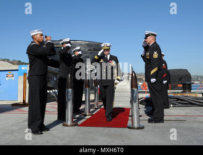 161104-N-HF252-0050 SAN DIEGO (nov. 4, 2016) della Cmdr. Jeff Juergens, comandante della Los Angeles-classe attacco rapido sommergibile USS San Francisco (SSN 711) passa attraverso sideboys durante un cambiamento di comando e cerimonia di congedo sulla base navale di Point Loma. Il San Francisco è programmato per spostare homeports a Norfolk, Virginia per iniziare due anni di processo di conversione per diventare un ormeggiata la nave di formazione presso le centrali nucleari di potenza unità di formazione in Charleston S.C. (U.S. Navy foto di Sottufficiali di prima classe Derek Stroop/rilasciato) Foto Stock