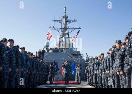 161105-N-N-0901-029 MARE MEDITERRANEO (5 Nov 2016) lato ragazzi rendere onore a quella della Cmdr. Peter Halvorsen, prospettico di comandante, USS Carney (DDG 64) durante un cambiamento di cerimonia di comando a bordo della USS Carney. Carney, un Arleigh Burke-class guidato-missile distruttore, distribuita a Rota, Spagna, sta conducendo una pattuglia di routine negli Stati Uniti Sesta flotta area di operazioni a sostegno degli Stati Uniti per gli interessi di sicurezza nazionali in Europa. (U.S. Navy foto di Sottufficiali di 2a classe di Ramiro Flores/rilasciato) Foto Stock