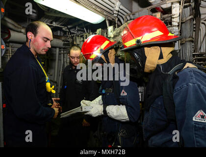 161103-N-TI017-022 Golfo di Aden (nov. 3, 2016) marinai di registrare informazioni su un spazio principale vittima durante un drill incendio a bordo del dock anfibio sbarco nave USS Whidbey Island (LSD 41). Whidbey Island viene distribuito con la Vespa Anfibia gruppo pronto per supportare le operazioni di sicurezza marittima e di teatro la cooperazione in materia di sicurezza gli sforzi negli Stati Uniti Quinta Flotta area di operazioni. (U.S. Navy foto di Sottufficiali di 2a classe di Nathan R. McDonald/rilasciato) Foto Stock