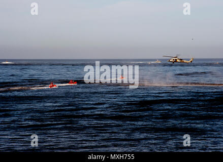 161104-N-FT178-105 OCEANO PACIFICO (nov. 4, 2016) un MH-60S Sea Hawk elicottero, assegnati ai Cavalieri Neri di elicottero di mare squadrone di combattimento (HSC) 4, vola basso per l'acqua come una misura difensiva contro la forza di contrasto dei mestieri di piccole dimensioni durante una prova di forza di transito esercizio di formazione. HSC 4 è attualmente assegnato al Carrier aria Wing due è in corso con un Carrier Strike gruppo una conduzione di training composito dell'Unità Esercizio in preparazione per una futura installazione. (U.S. Navy foto di Sottufficiali di 2a classe di Nathan K. Serpico/ rilasciato) Foto Stock