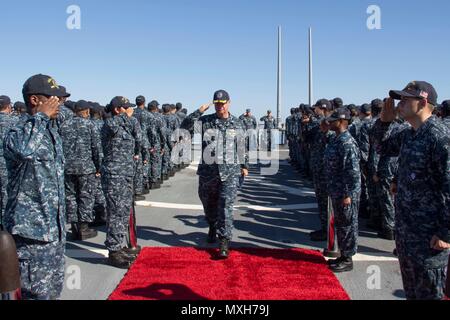 161105-N-N-0901-237 MARE MEDITERRANEO (5 Nov 2016) - Side Boys rendere onore a Capt. Brendan McLane, sesta flotta marittima Centro Operazioni direttore e un ex comandante della USS Carney (DDG 64), come egli si diparte un cambiamento di cerimonia di comando a bordo della USS Carney nov. 5, 2016. Carney, un Arleigh Burke-class guidato-missile distruttore, distribuita a Rota, Spagna, sta conducendo una pattuglia di routine negli Stati Uniti Sesta flotta area di operazioni a sostegno degli Stati Uniti per gli interessi di sicurezza nazionali in Europa. (U.S. Navy foto di Sottufficiali di 2a classe di Ramiro Flores/rilasciato) Foto Stock