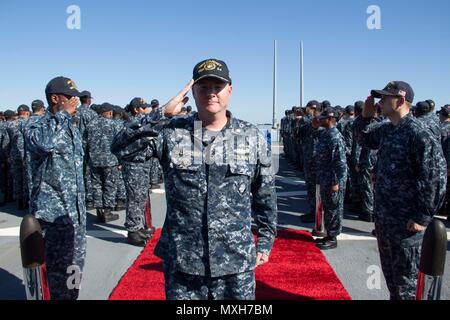 161105-N-N-0901-266 MARE MEDITERRANEO (5 Nov 2016) - Side Boys rendere onore a quella della Cmdr. Peter Halvorsen, comandante, USS Carney (DDG 64) come egli si diparte un cambiamento di cerimonia di comando a bordo della USS Carney nov. 5, 2016. Carney, un Arleigh Burke-class guidato-missile distruttore, distribuita a Rota, Spagna, sta conducendo una pattuglia di routine negli Stati Uniti Sesta flotta area di operazioni a sostegno degli Stati Uniti per gli interessi di sicurezza nazionali in Europa. (U.S. Navy foto di Sottufficiali di 2a classe di Ramiro Flores/rilasciato) Foto Stock