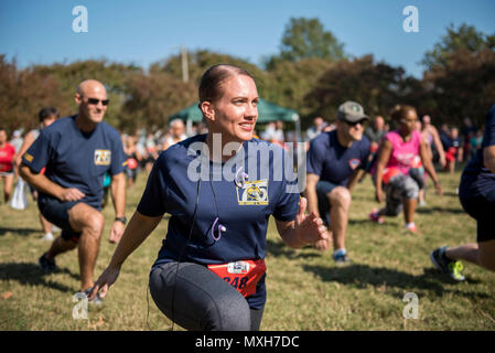 161103-N-NU281-123 Norfolk, Virginia (nov. 3, 2016) Senior Chief Petty Officer Erri Ayo, assegnato alla portaerei USS Harry Truman (CVN 75), riscalda-up prima che il quarto Annual guerriero ferito 5k a supporto navale attività Hampton Roads. I militari del guerriero ferito programmi forniscono assistenza e attività di advocacy per gravemente feriti e ammalati e feriti i membri del servizio, i veterani e le loro famiglie. (U.S. Navy foto di Sottufficiali di terza classe Justin R. Pacheco/rilasciato) Foto Stock