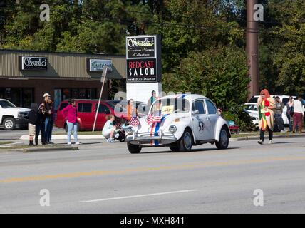 I partecipanti guidare auto d'epoca giù Western Boulevard durante il XXI Veterani annuale parata del giorno, Jacksonville, N.C., nov. 5, 2016. Il giorno dei veterani Parade, ospitato da Rolling Thunder Inc. Capitolo NC-5, è stata osservata da veterani, organi di servizio e di residenti di Jacksonville e mostrava il supporto per i membri delle forze armate. (U.S. Marine Corps photo by Lance Cpl. Ursula V. Estrella) Foto Stock