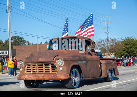 I partecipanti guidare auto d'epoca giù Western Boulevard durante il XXI Veterani annuale parata del giorno a Jacksonville, N.C., nov. 5, 2016. Il veterano del giorno Parade, ospitato da Rolling Thunder Inc. Capitolo NC-5, è stata osservata da veterani, organi di servizio, e i residenti di Jacksonville e mostrava il supporto per i membri delle forze armate. (U.S. Marine Corps photo by Lance Cpl. Ashley D. Gomez) Foto Stock