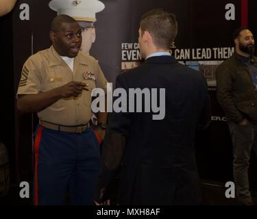 Master Sgt. Damian Cason, diversità Chief, Marine Corps il reclutamento di comando, si impegna con uno studente presso la Marine Corps stand durante la fiera delle carriere presso la società di ispanici Ingegneri Professionali simposio a Seattle, nov. 4, 2016. Durante il simposio Marines interagiscono con la collegiata-livello gli studenti provenienti da tutto il paese, tutti i quali hanno un eredità ispanica, e hanno dimostrato eccellenti qualità in materia di istruzione e di leadership. Il SHPE fornisce il Marine Corps l opportunità di promuovere rapporti positivi con i membri e key-influenzatori entro la comunità ispanica, condividere il Marine più lungo Foto Stock