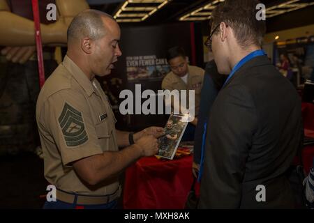 Master Sgt. Abiud Montes, Recruiting Support Officer, stazione di reclutamento di Fort Lauderdale, impegna uno studente presso la Marine Corps stand durante la fiera delle carriere presso la società di ispanici Ingegneri Professionali simposio a Seattle, nov. 4, 2016. Durante il simposio Marines interagiscono con la collegiata-livello gli studenti provenienti da tutto il paese, tutti i quali hanno un eredità ispanica, e hanno dimostrato eccellenti qualità in materia di istruzione e di leadership. Il SHPE fornisce il Marine Corps l opportunità di promuovere rapporti positivi con i membri e key-influenzatori entro la comunità ispanica, condividere la Foto Stock