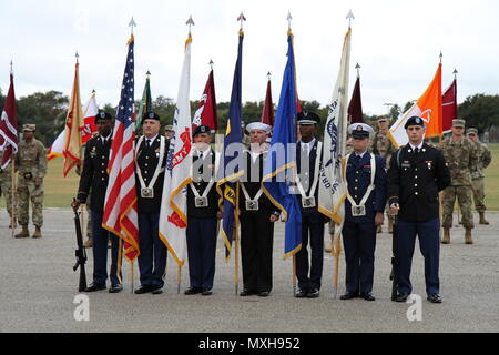 Sedici i veterani della Seconda guerra mondiale dal San Antonio comunità sono stati onorati in una celebrazione dei veterani di cerimonia di premiazione che si terrà a MacArthur Campo, Novembre 9. Lt. Gen Jeffrey S. Buchanan, Commander, Esercito Nord (Quinto esercito) presentati i veterani con il onorato servizio distintivo e un esercito a nord di monete commemorative. L'onorato servizio distintivo è stato premiato negli Stati Uniti il servizio militare i membri che sono stati scaricati sotto l onorevole condizioni durante la Seconda Guerra Mondiale. Tre persone sono state riconosciute e ricevuto il Distinguished Quartermaster placca, per i loro servizi di assistenza e supporto fino a Fort Sam Houston service Foto Stock