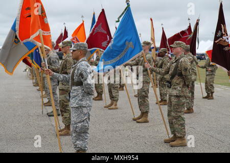 Sedici i veterani della Seconda guerra mondiale dal San Antonio comunità sono stati onorati in una celebrazione dei veterani di cerimonia di premiazione che si terrà a MacArthur Campo, Novembre 9. Lt. Gen Jeffrey S. Buchanan, Commander, Esercito Nord (Quinto esercito) presentati i veterani con il onorato servizio distintivo e un esercito a nord di monete commemorative. L'onorato servizio distintivo è stato premiato negli Stati Uniti il servizio militare i membri che sono stati scaricati sotto l onorevole condizioni durante la Seconda Guerra Mondiale. Tre persone sono state riconosciute e ricevuto il Distinguished Quartermaster placca, per i loro servizi di assistenza e supporto fino a Fort Sam Houston service Foto Stock