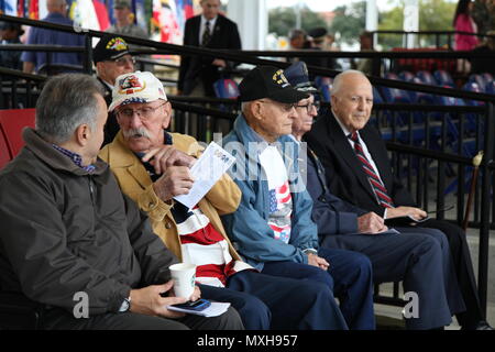 Sedici i veterani della Seconda guerra mondiale dal San Antonio comunità sono stati onorati in una celebrazione dei veterani di cerimonia di premiazione che si terrà a MacArthur Campo, Novembre 9. Lt. Gen Jeffrey S. Buchanan, Commander, Esercito Nord (Quinto esercito) presentati i veterani con il onorato servizio distintivo e un esercito a nord di monete commemorative. L'onorato servizio distintivo è stato premiato negli Stati Uniti il servizio militare i membri che sono stati scaricati sotto l onorevole condizioni durante la Seconda Guerra Mondiale. Tre persone sono state riconosciute e ricevuto il Distinguished Quartermaster placca, per i loro servizi di assistenza e supporto fino a Fort Sam Houston service Foto Stock