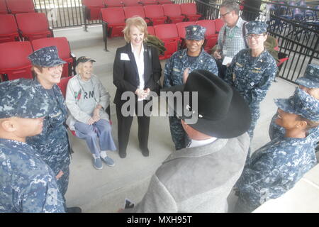 Sedici i veterani della Seconda guerra mondiale dal San Antonio comunità sono stati onorati in una celebrazione dei veterani di cerimonia di premiazione che si terrà a MacArthur Campo, Novembre 9. Lt. Gen Jeffrey S. Buchanan, Commander, Esercito Nord (Quinto esercito) presentati i veterani con il onorato servizio distintivo e un esercito a nord di monete commemorative. L'onorato servizio distintivo è stato premiato negli Stati Uniti il servizio militare i membri che sono stati scaricati sotto l onorevole condizioni durante la Seconda Guerra Mondiale. Tre persone sono state riconosciute e ricevuto il Distinguished Quartermaster placca, per i loro servizi di assistenza e supporto fino a Fort Sam Houston service Foto Stock