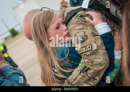 161109-N-XB816-089 Fort Worth, Texas (nov. 9, 2016) 301st Fighter Wing avieri è tornato a casa dopo un periodo di tre mesi la distribuzione in sostegno della libertà di funzionamento di Sentinel. I piloti e i manutentori distribuito come il solo dedicato Fighter Squadron in Afghanistan. Funzionamento della libertà Sentinel mira a mantenere la sicurezza e la stabilità nella regione. (U.S. Foto di Marina di Massa lo specialista di comunicazione 2a classe Jason Howard/rilasciato) Foto Stock