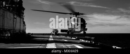Oceano atlantico (nov. 8, 2016) - Un MH-60 Seahawk, attaccato al mare in elicottero Combat Squadron 28 (HSC-28), si prepara ad atterrare sul ponte di volo di assalto anfibio nave USS Iwo Jima (LHD 7). Iwo Jima è la cottura a vapore verso N.Y. a sostegno dei veterani del giorno celebrazioni. (U.S. Navy foto di Sottufficiali di terza classe Jess E. Toner/rilasciato) Foto Stock