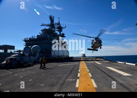161108-N-ZB097-126 OCEANO ATLANTICO (nov. 8, 2016) un MH-60 Seahawk, attaccato al mare in elicottero Combat Squadron 28 (HSC-28), decolla dal ponte di volo di assalto anfibio nave USS Iwo Jima (LHD 7). Iwo Jima è la cottura a vapore verso N.Y. a sostegno dei veterani del giorno celebrazioni. (U.S. Navy foto di Sottufficiali di terza classe Jess E. Toner/rilasciato) Foto Stock