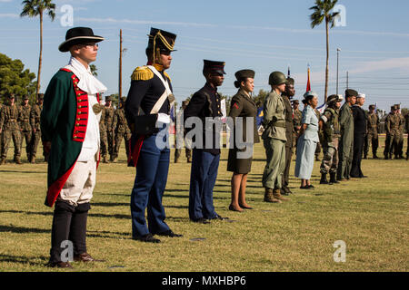 Stati Uniti Marines con sede e Sede squadrone di partecipare in una divisa storica rievocazione al Marine Corps Air Station Yuma, Ariz., nov. 10, 2016. Il corteo storico di uniformi e Torta cerimonia di taglio sono tradizioni annuale tenutasi a celebrare il Marine Corps compleanno, onore Marines del passato, del presente e del futuro e indicare il passaggio di tradizioni da una generazione alla successiva. (U.S. Marine Corps photo by Lance Cpl. Christian Cachola/rilasciato) Foto Stock