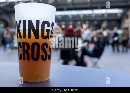 La pinta di birra, la Tettoia Mercato, Westside Handyside baldacchino King's Cross, London, Regno Unito Foto Stock