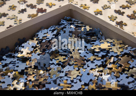 Close-up di un mare di Jigsaw Puzzle all' interno di un riquadro Foto Stock