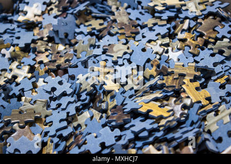 Close-up di un mare di Jigsaw Puzzle all' interno di un riquadro Foto Stock