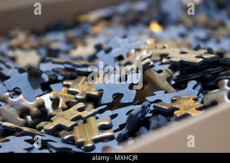 Close-up di un mare di Jigsaw Puzzle all' interno di un riquadro Foto Stock