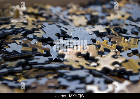 Close-up di un mare di Jigsaw Puzzle all' interno di un riquadro Foto Stock