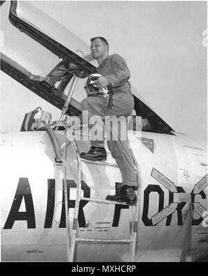 Il 7 aprile 1966, Air Force Capt. Robert Barnett è stato il pilota di un B-57B Canberra su uno sciopero Missione Laos quando il suo aereo è stato colpito dal terreno ostile fuoco e si è schiantato. Barnet fu dichiarato ucciso in azione. I suoi resti sono stati recentemente recuperati e il Texas era nativo di cui al resto del 7 aprile 2017, al Texas State cimitero in Austin, Texas. Foto Stock