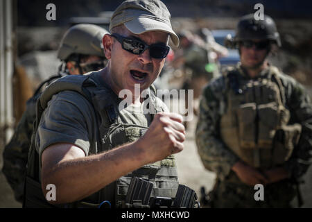 Max Giuseppe, Direct Action Group Lead Instructor, dimostra la violazione e casa tecniche di compensazione durante il combattimento della flotta del Pacifico della telecamera per l'inverno scatto rapido, nov. 10, 2016 in Azusa, California Scatto rapido è un esercizio semestrale che consente di vivere il fuoco e il corso basato su scenari per combined joint combattere le risorse della fotocamera. (U.S. Army Combat fotocamera foto di Spc. Aaron Bratcher) Foto Stock