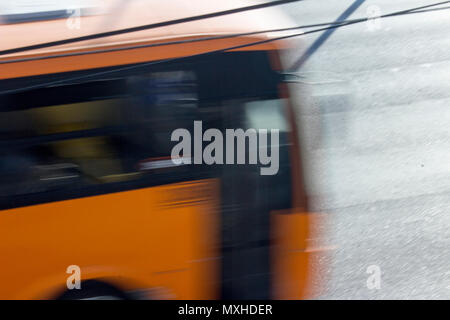 Un arancione bus pubblico transita in un viale di Monterrey, Nuevo Leon, Messico, nel pomeriggio. Foto Stock