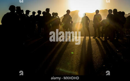 Max Giuseppe, Direct Action Group Lead Instructor, insegna della navigazione terrestre durante il combattimento della flotta del Pacifico della telecamera per l'inverno scatto rapido, nov. 11, 2016 in Azusa, California Scatto rapido è un esercizio semestrale che consente di vivere il fuoco e il corso basato su scenari per combined joint combattere le risorse della fotocamera. (U.S. Army Combat fotocamera foto di Spc. Aaron Bratcher) Foto Stock