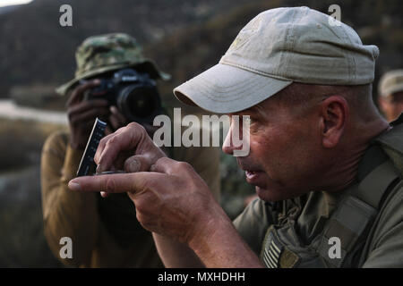 Max Giuseppe, Direct Action Group Lead Instructor, dimostra il puntamento in un azimut come parte di una terra di classe di navigazione durante il combattimento della flotta del Pacifico della telecamera per l'inverno scatto rapido, nov. 11, 2016 in Azusa, California Scatto rapido è un esercizio semestrale che consente di vivere il fuoco e il corso basato su scenari per combined joint combattere le risorse della fotocamera. (U.S. Army Combat fotocamera foto di Spc. Tomarius Roberts) Foto Stock