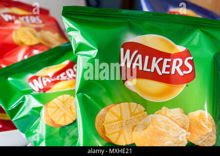 Walkers crisps pacchetti Gusti Assortiti Foto Stock