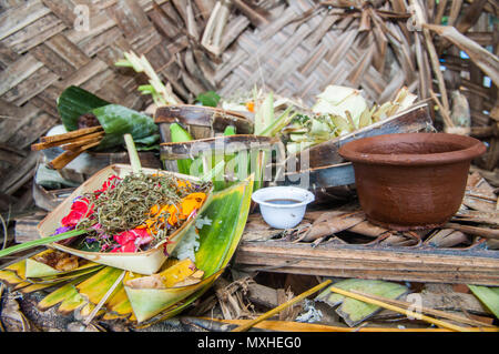 Canang sari, una delle offerte giornaliere effettuate da indù Balinese per ringraziare la Sang Hyang Widhi Wasa nella lode e nella preghiera Foto Stock